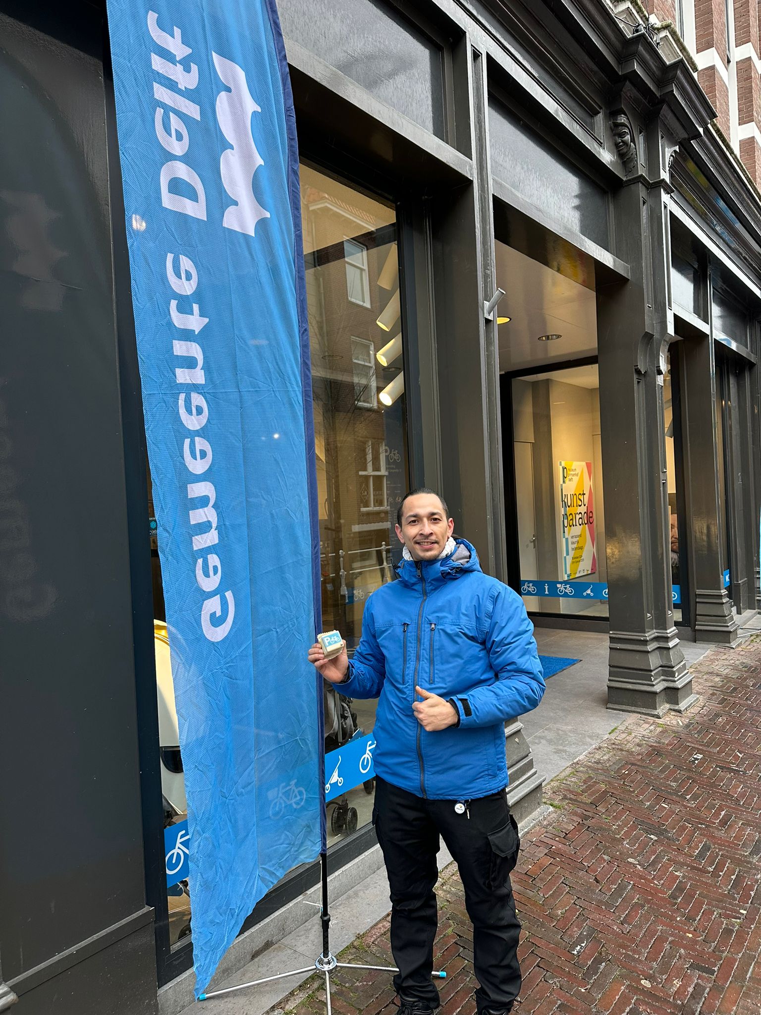 Fietscoaches weer actief na opening van de fietsenstalling aan de Oude Langedijk in Delft.